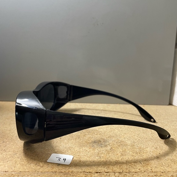 Black uv tint sunglasses - Picture 2 of 4
